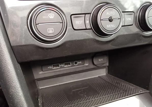 Volkswagen Tiguan cena 123899 przebieg: 138181, rok produkcji 2019 z Barcin małe 277